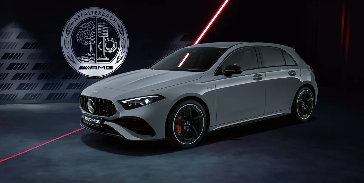 MANUFAKTUR 알펜 그레이 색상의 메르세데스-AMG A 35 4MATIC 파이널 에디션 전측면