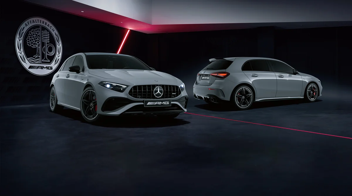 전면과 측후면 두 대의 알펜 그레이 A 35 파이널 에디션이 AMG 로고 앞에 놓인 모습