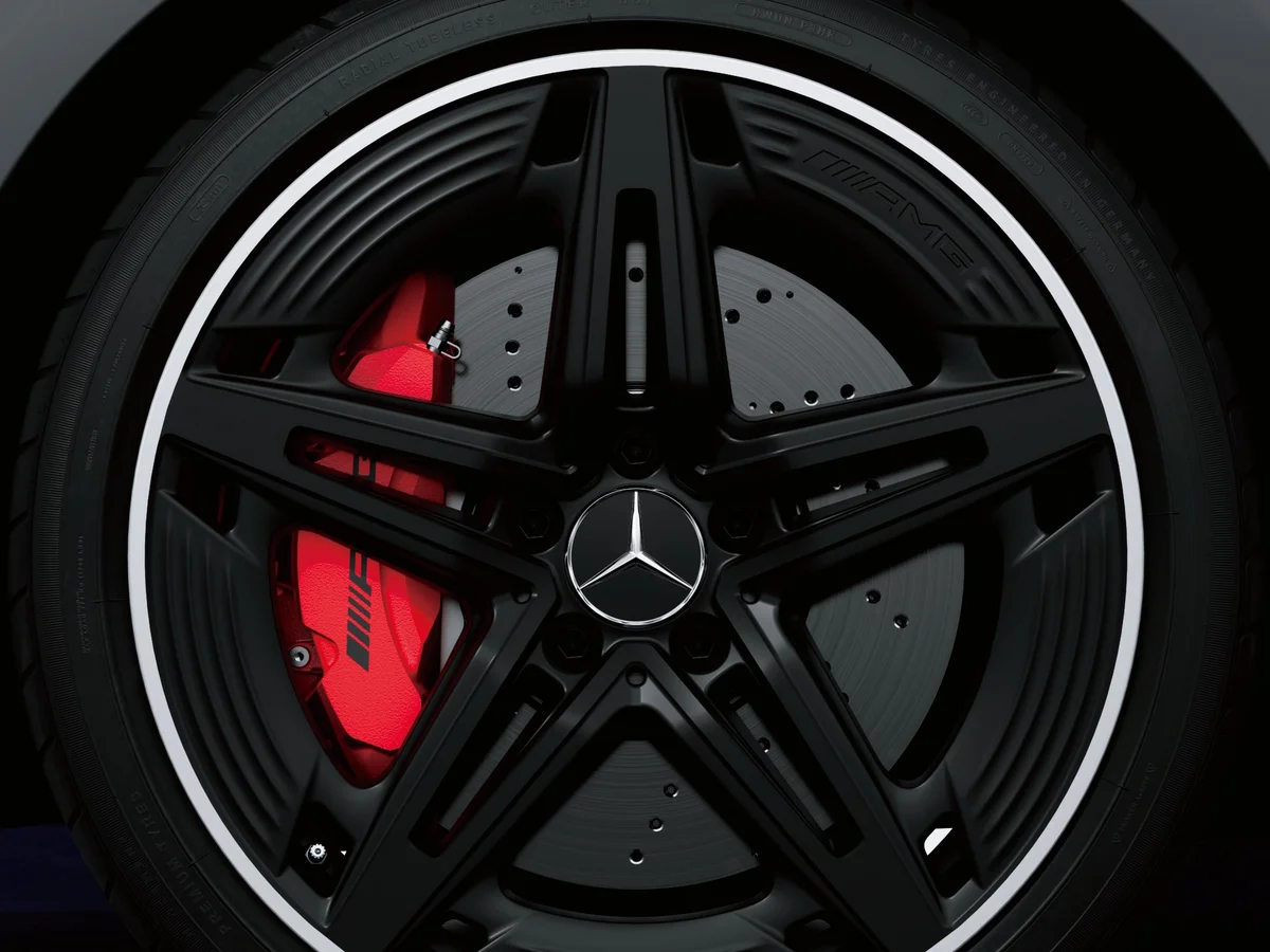매트 블랙 19인치 AMG 알루미늄 휠 뒤로 빨간 AMG 브레이크 캘리퍼가 보이는 클로즈업