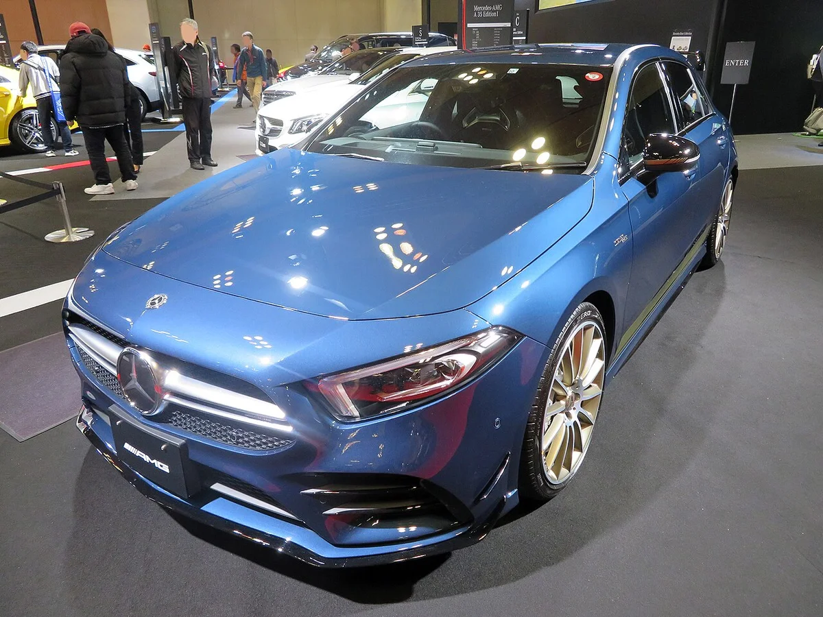 오사카 모터쇼에 전시된 파란색 메르세데스-AMG A 35 4MATIC 에디션 1의 전측면