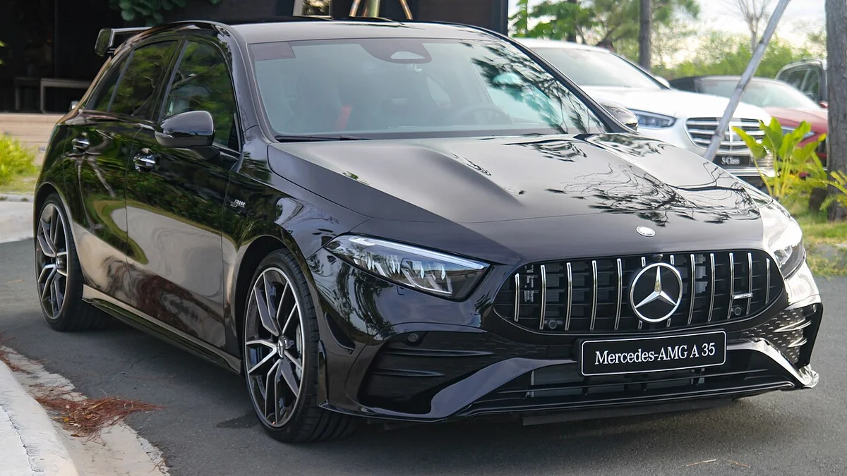 검은색 메르세데스-AMG A 35 4MATIC의 전면, 파나메리카나 그릴이 보인다