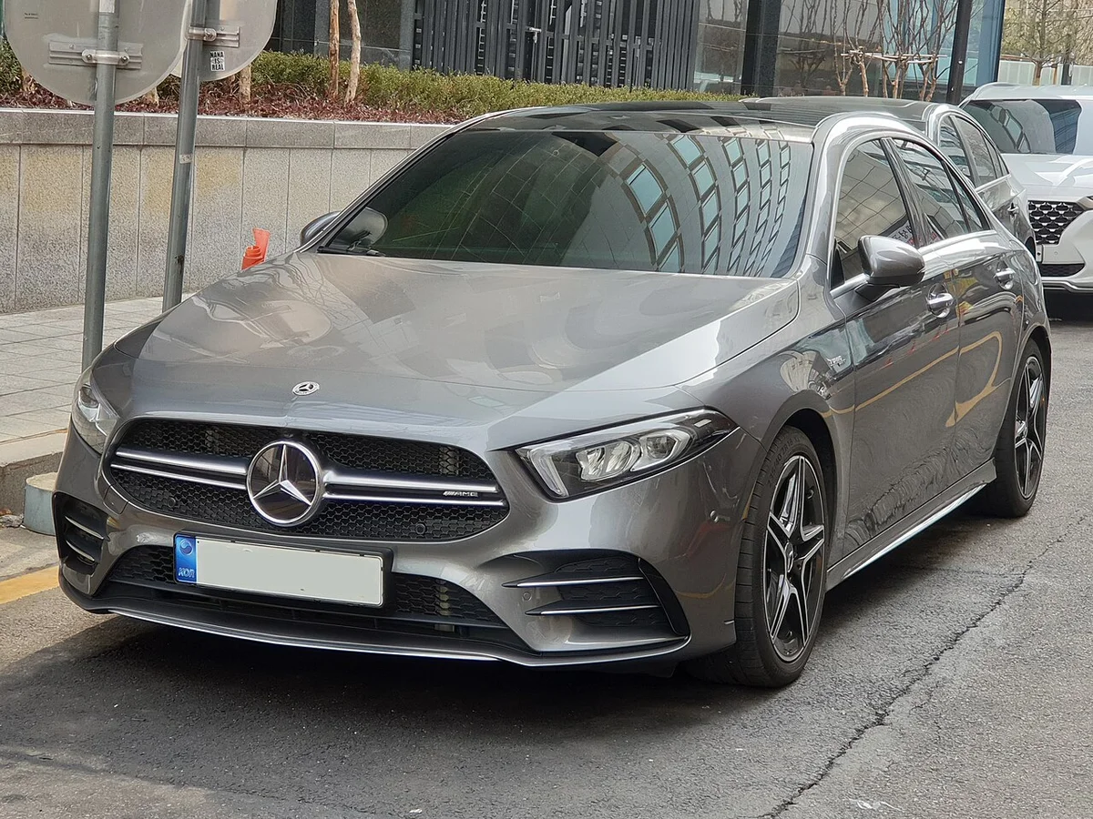 회색 메르세데스-AMG A 35 4MATIC 세단의 전면, 페이스리프트 이전 디자인 범퍼