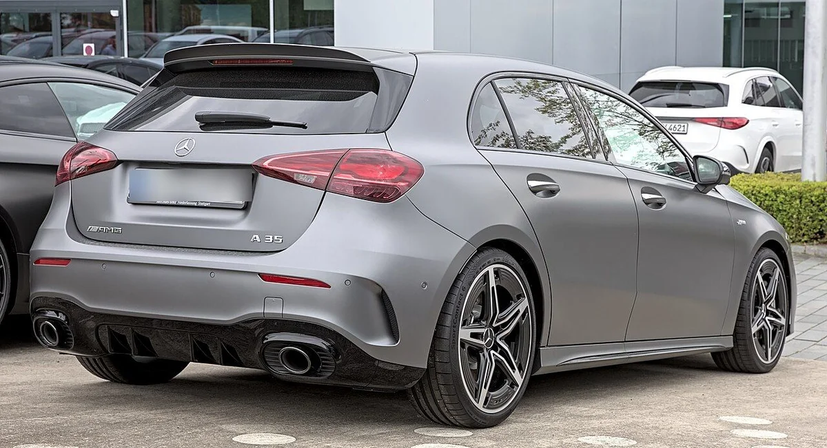 회색 메르세데스-AMG A 35 4MATIC 해치백의 후측면, 번호판은 흐림 처리됐다