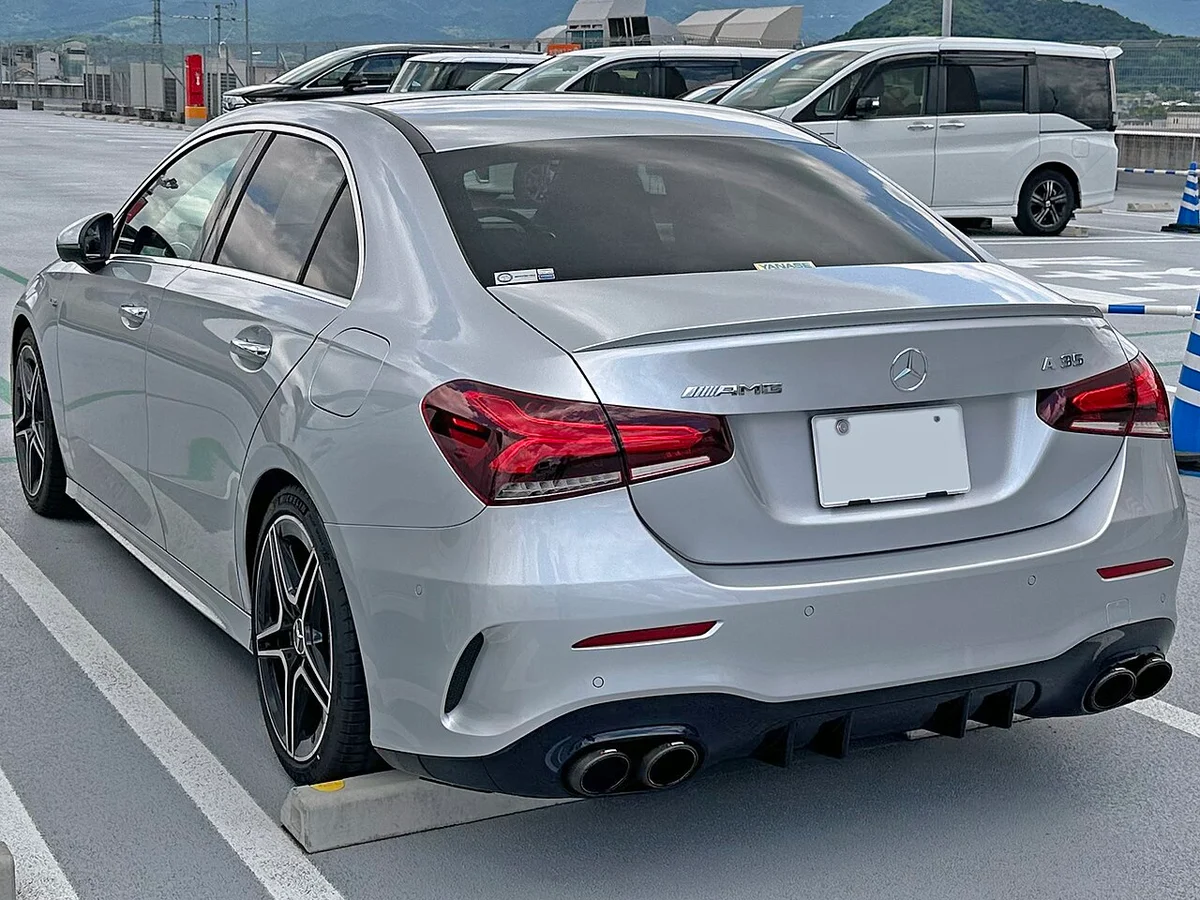 은색 메르세데스-AMG A 35 4MATIC 세단의 후면