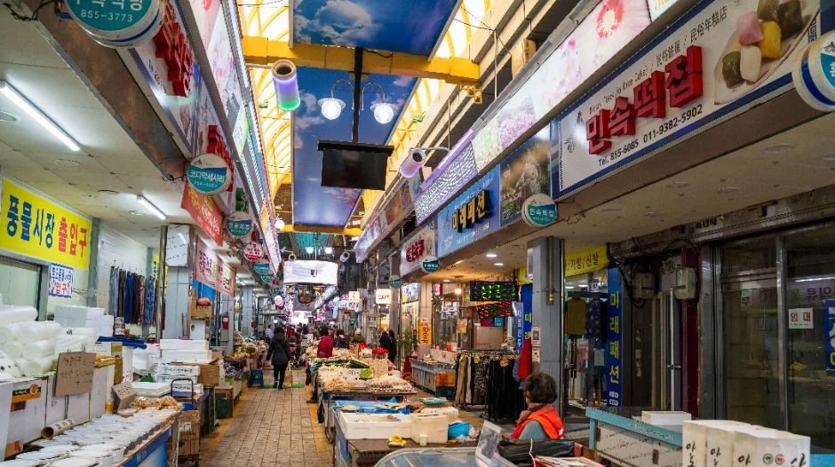 점포 간판이 이어진 안동구시장 안의 통로