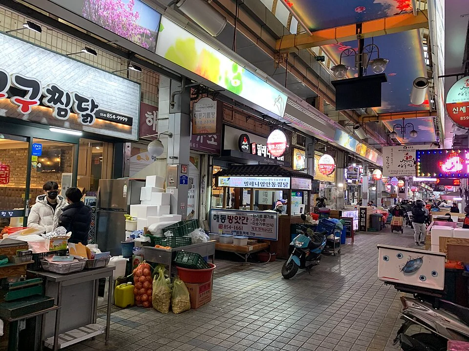 점포 간판이 이어진 안동구시장 안 통로