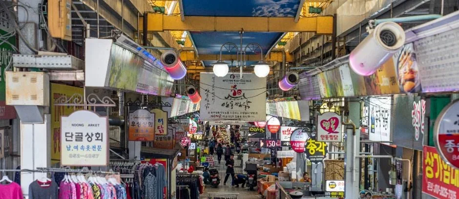 지붕이 덮인 안동구시장 통로 양쪽에 점포가 이어진 모습