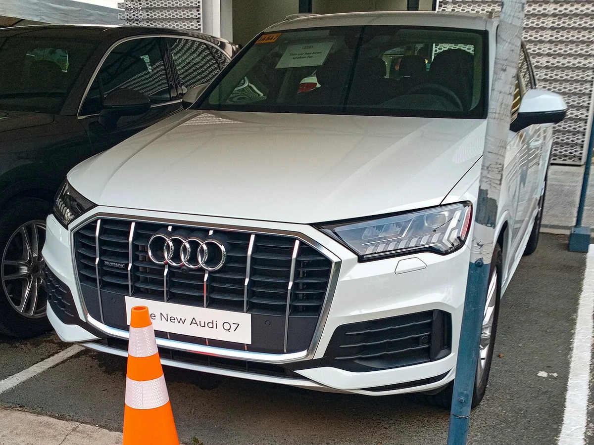 흰색 아우디 Q7 부분변경 전면 클로즈업