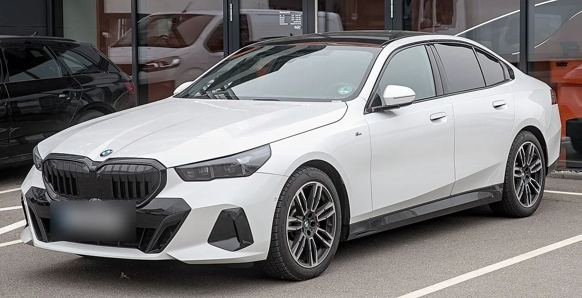 독일 주차장에 세워 둔 흰색 BMW 5시리즈 G60 520i M 스포츠의 전측면
