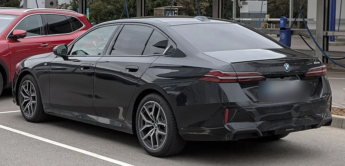독일에서 촬영된 검은색 BMW 5시리즈 G60 세단의 후측면, 테일램프와 트렁크 리드가 보인다