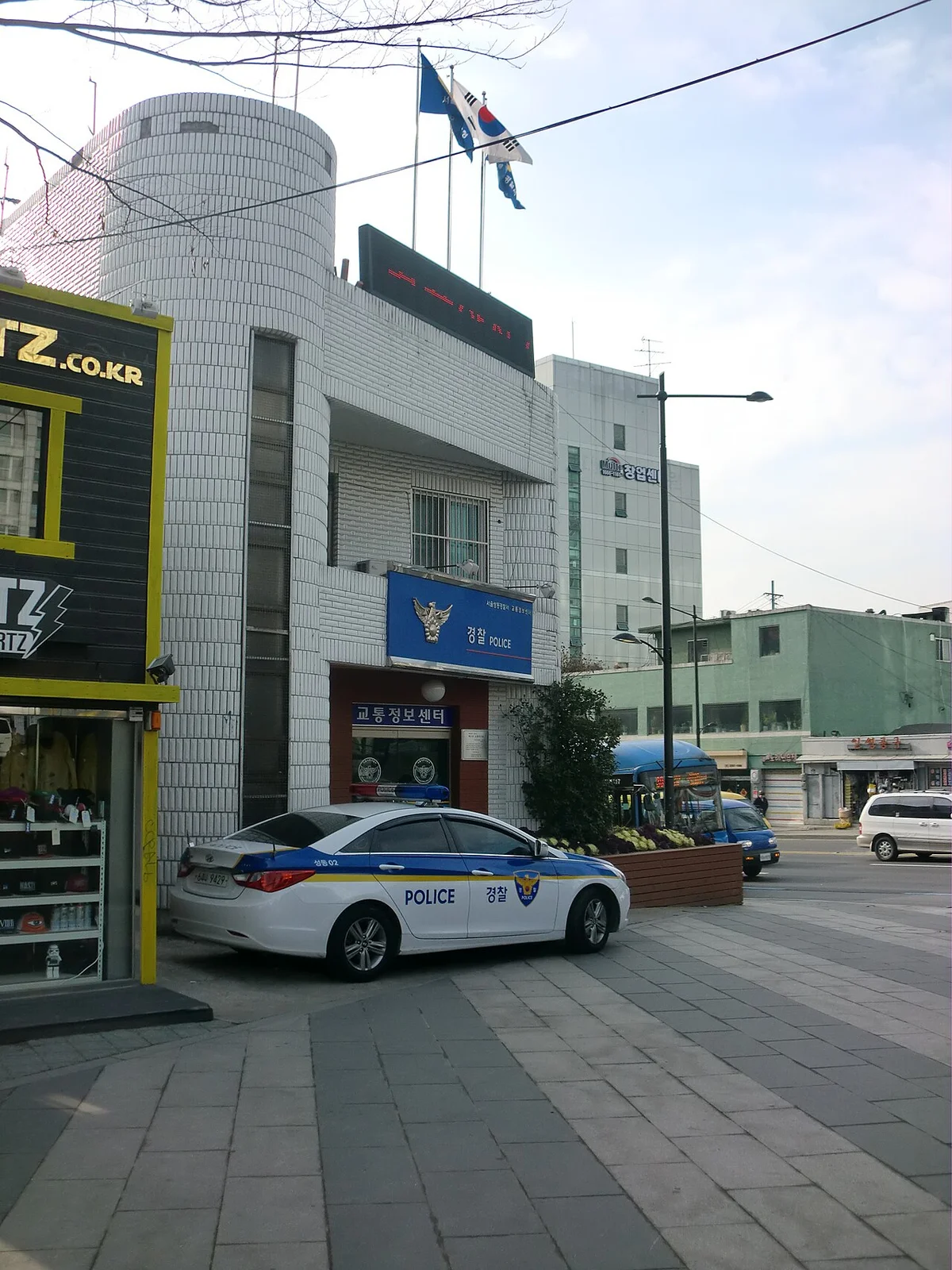 경찰 순찰차가 서 있는 서울 성동경찰서 교통정보센터 건물 앞 거리