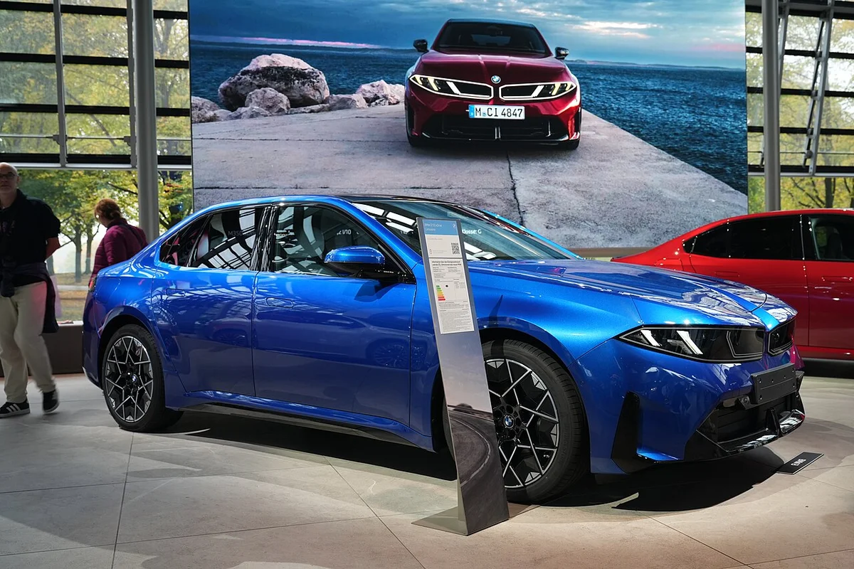 BMW 벨트 전시장의 파란색 BMW i3 50 xDrive 전측면