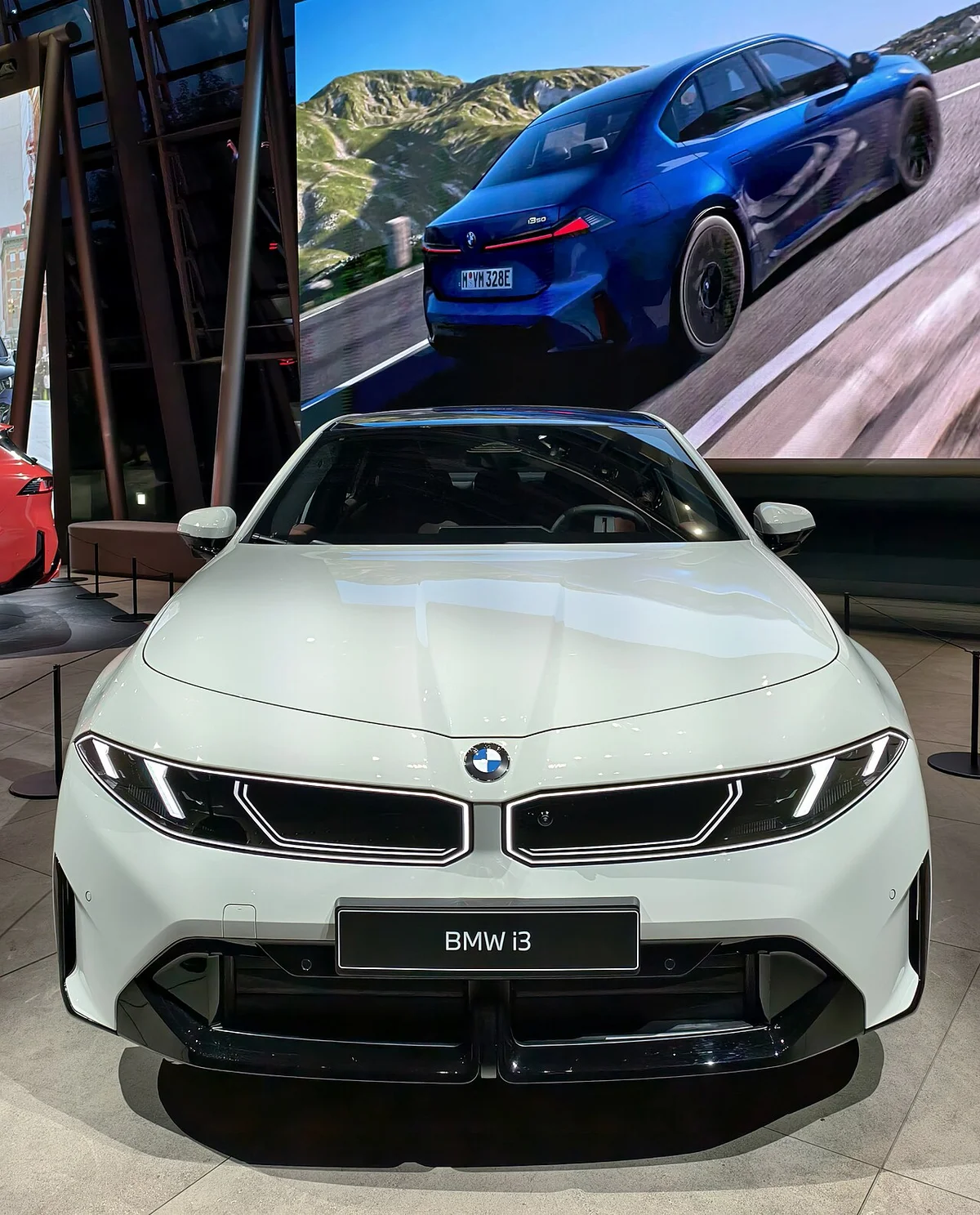 흰색 BMW i3 50 xDrive 퍼스트 에디션의 정면, 전시장에서 촬영