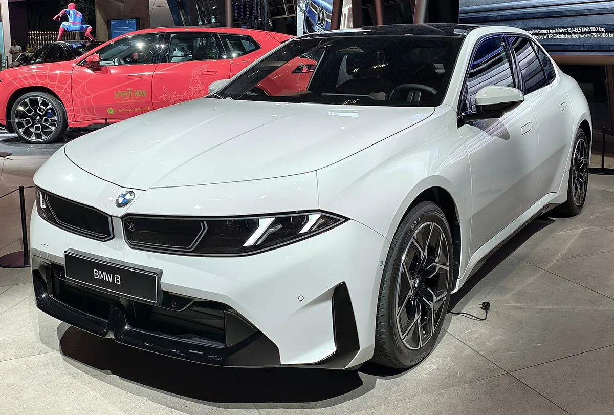 흰색 BMW i3 50 xDrive 퍼스트 에디션의 전측면, 노이어 클라쎄 얼굴과 검은 지붕이 보인다