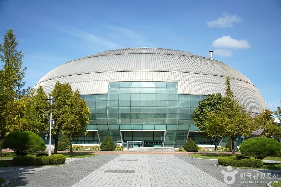 돔 모양 지붕의 영월스포츠파크 실내체육관 외관
