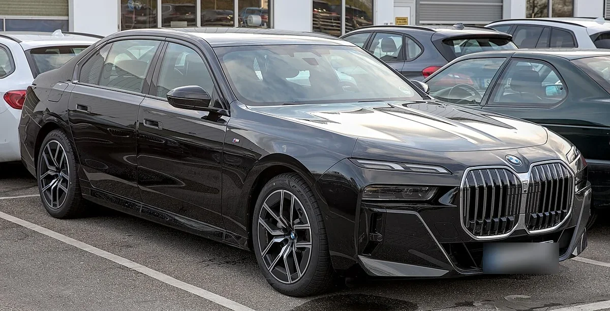검은색 BMW 7시리즈 G70 740d 전면, 번호판 가림