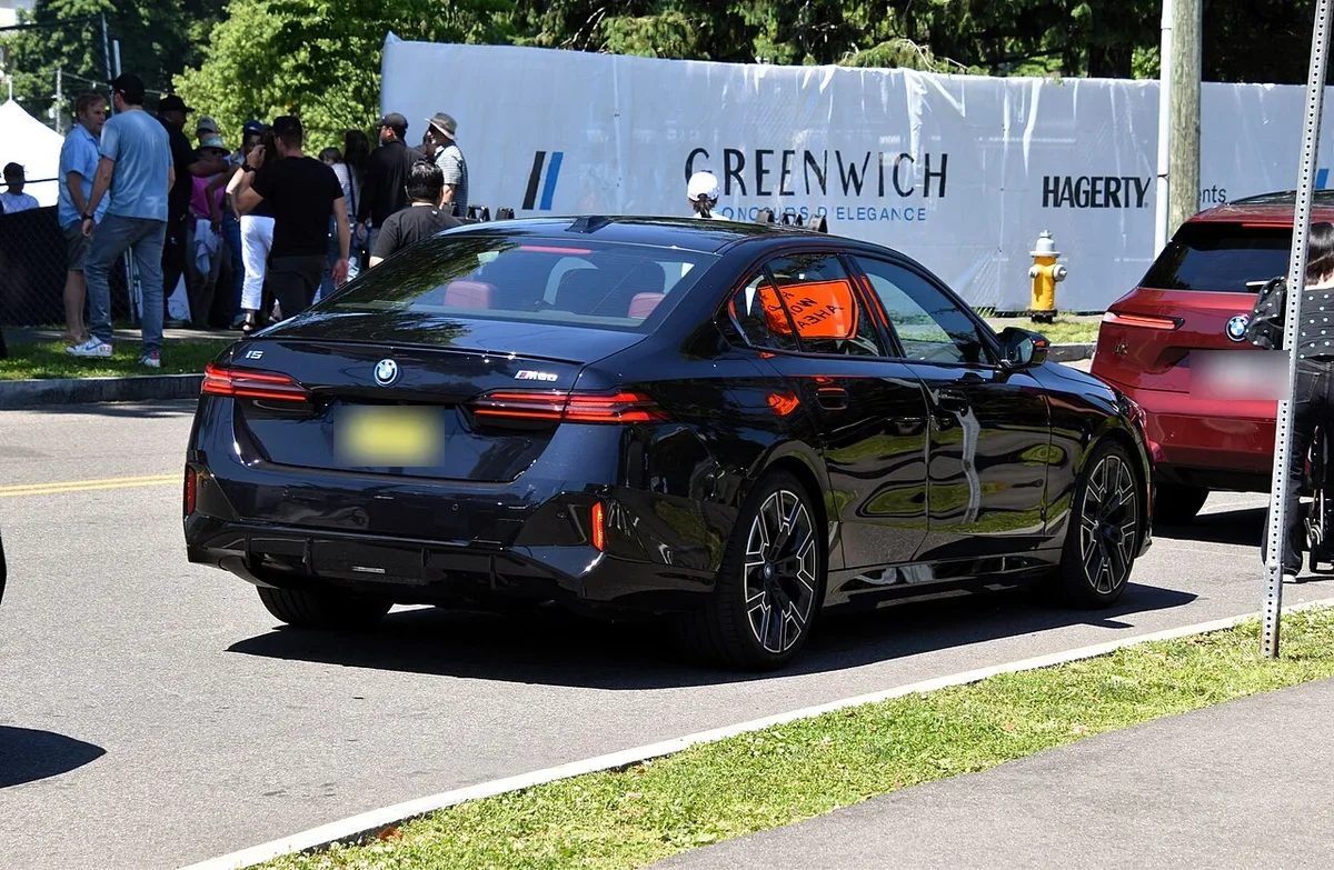 검은색 BMW i5 M60 xDrive 후면