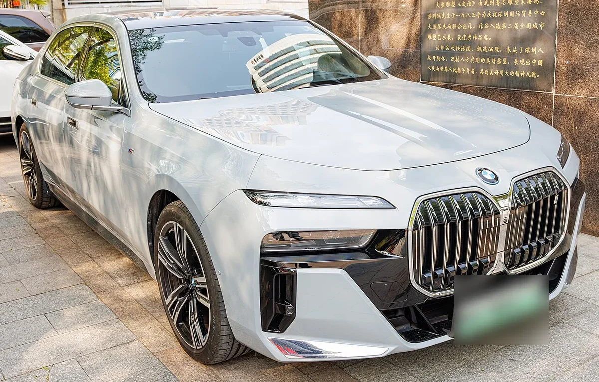 흰색 BMW i7 G70 전면, 번호판 가림