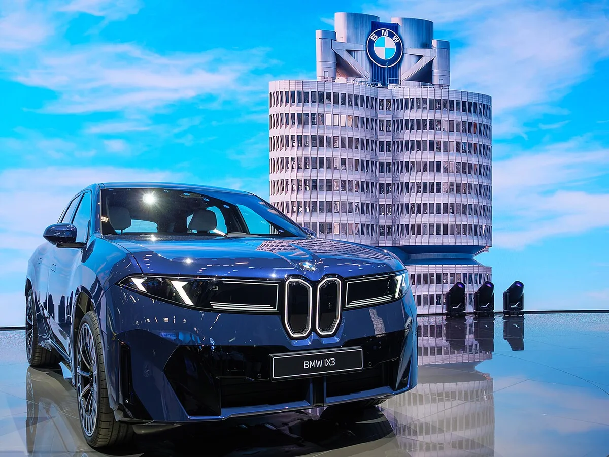 독일 뮌헨 BMW 본사 건물 앞에 전시된 BMW iX3 노이어 클라쎄
