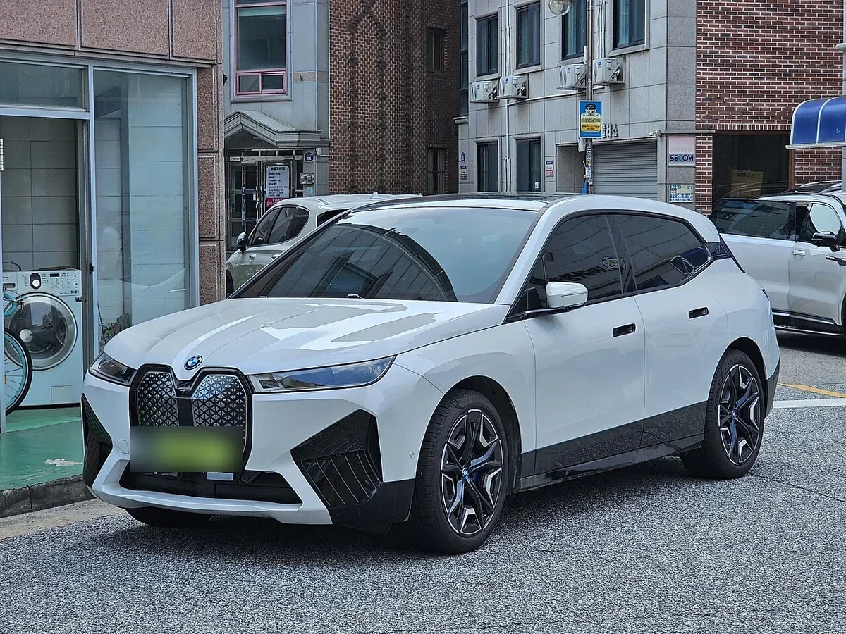 흰색 BMW iX 전기 SUV 측면 전면