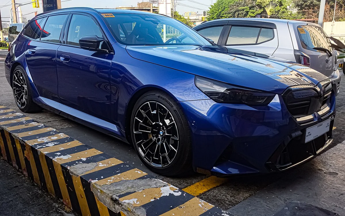 파란색 BMW M5 투어링 G99 전면 측면