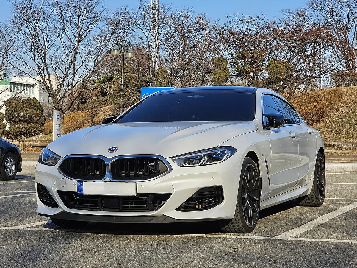 흰색 BMW M850i xDrive 그란 쿠페 전면