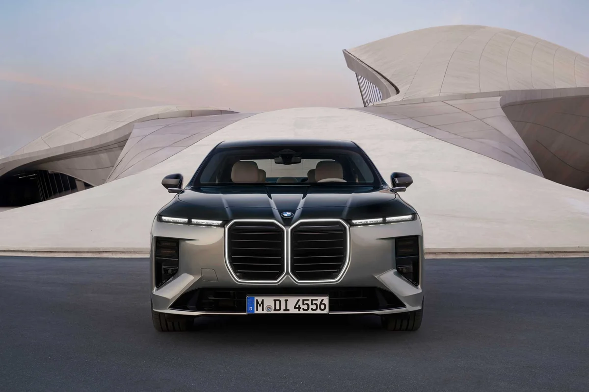 사막 건축물 앞에 선 BMW 더 뉴 740 xDrive 전면