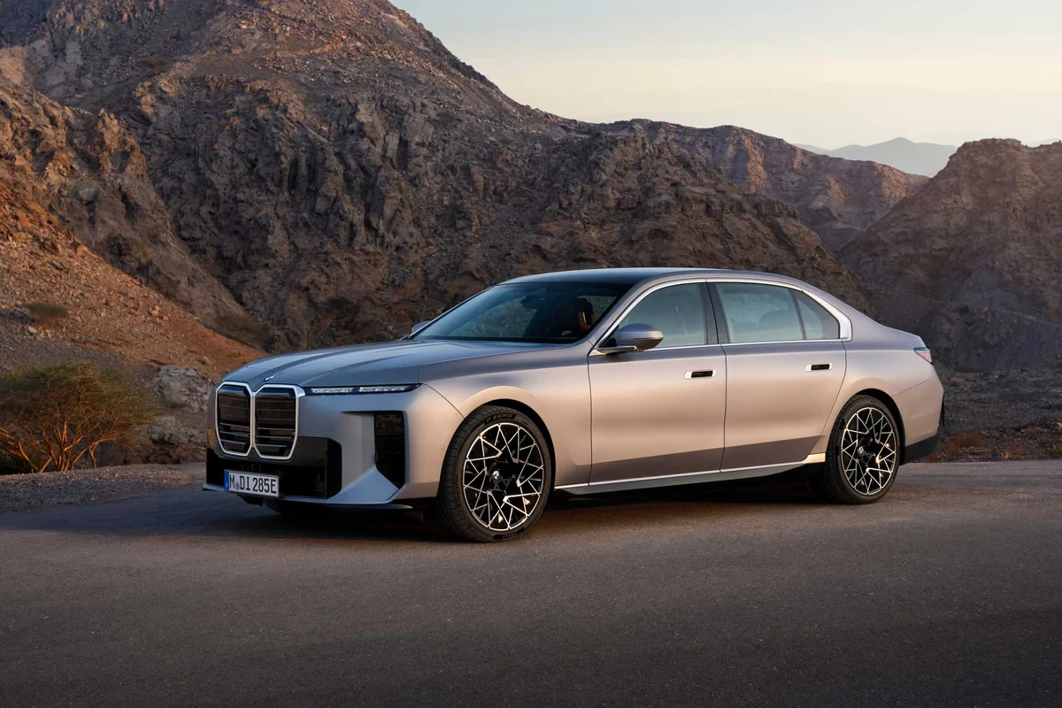 산악 배경 BMW i7 60 xDrive 전측면