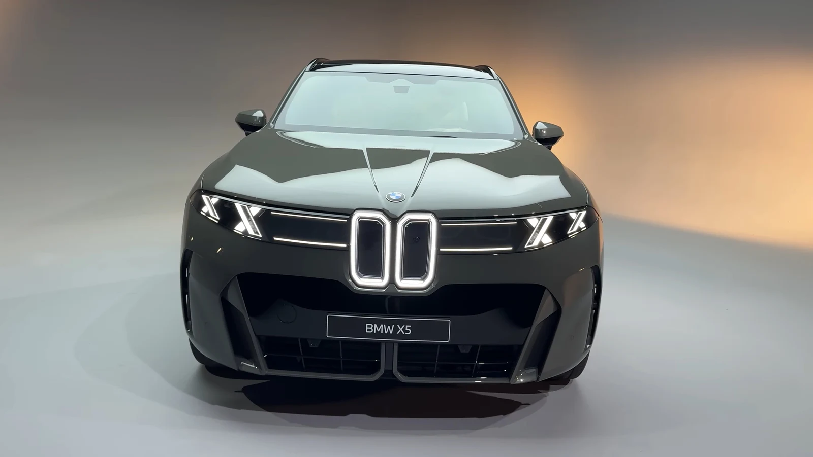 수직 키드니 그릴과 X자 헤드램프를 갖춘 BMW X5 전면