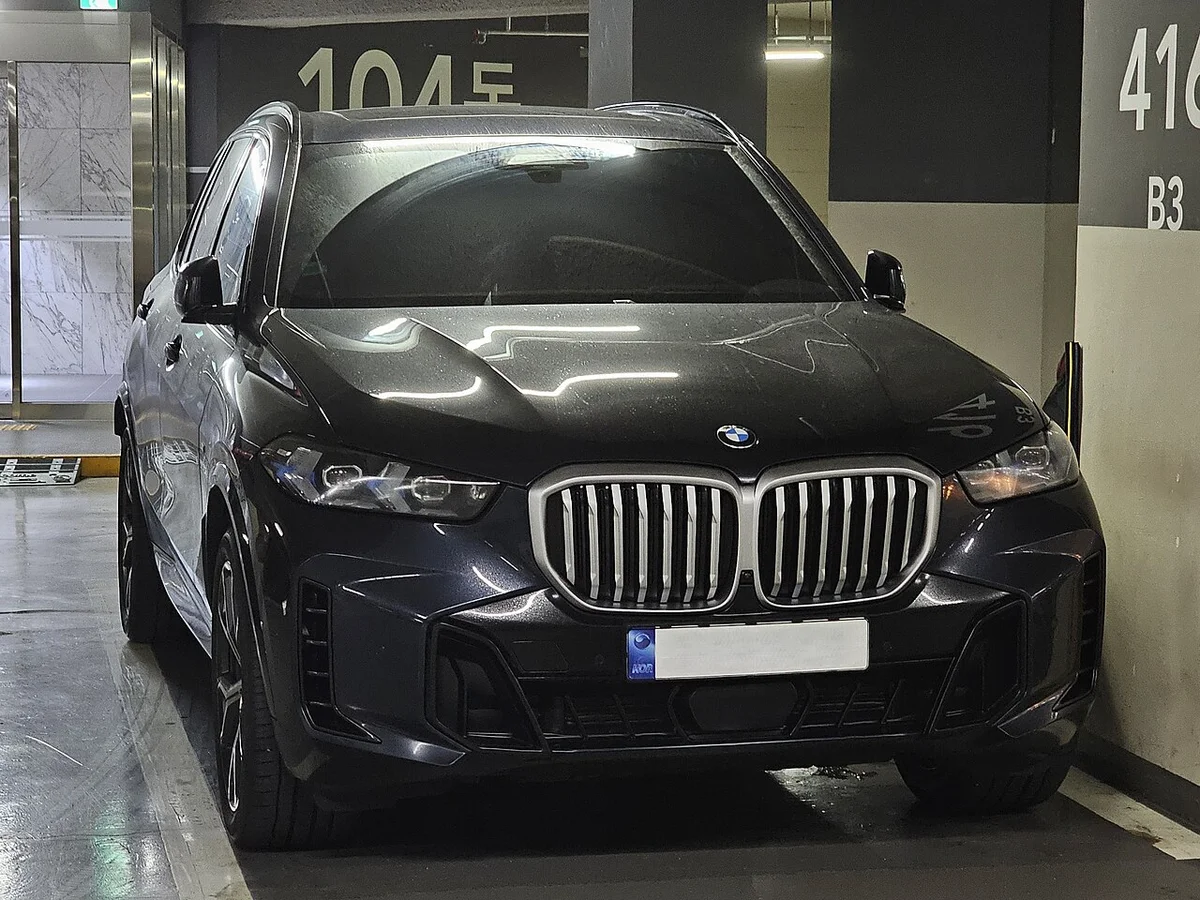 검은색 BMW X5 G05 LCI 전면, 번호판 가림