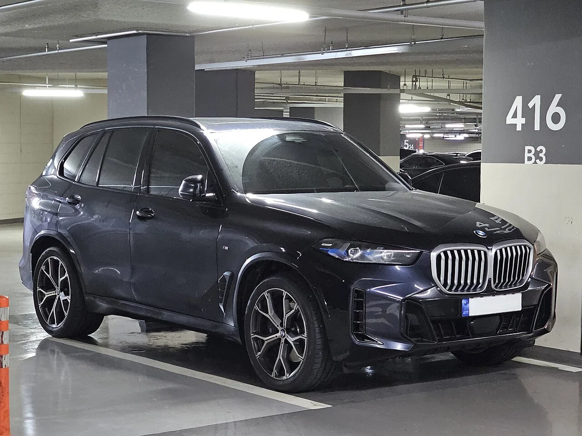 어두운 색 BMW X5 G05 LCI 측후면 주차장