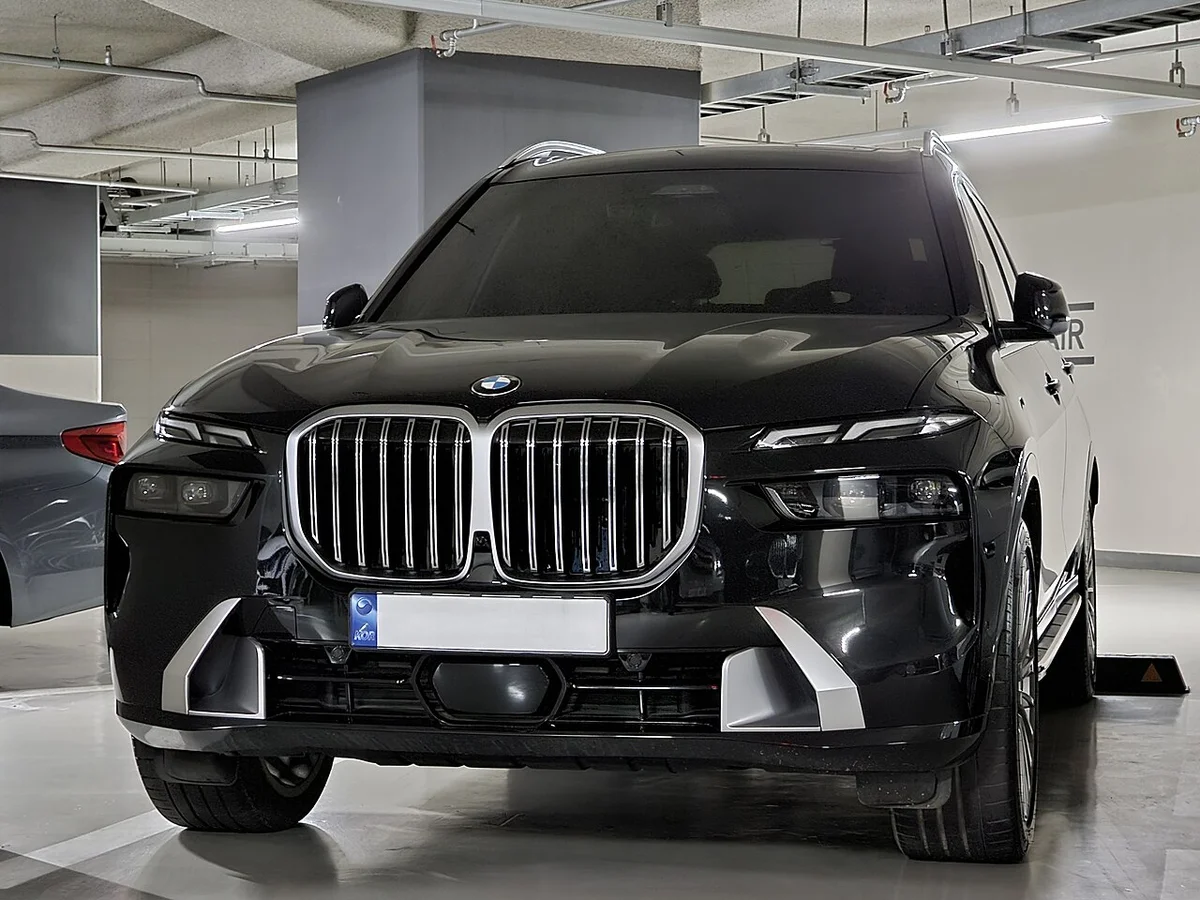 검은색 BMW X7 LCI 전면
