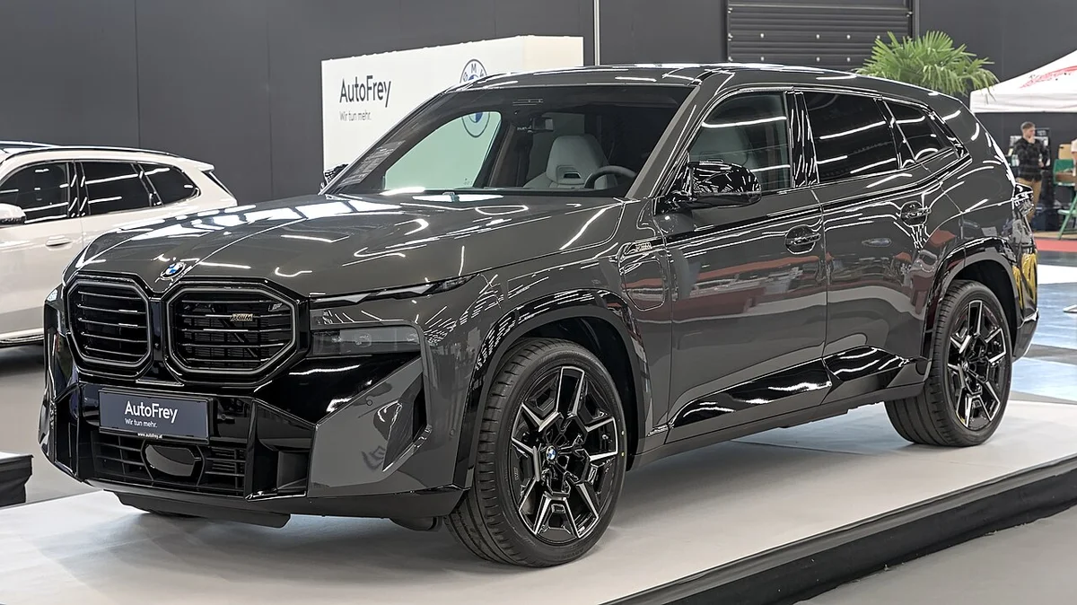 전시장에 놓인 BMW XM 고성능 플러그인 하이브리드 SUV