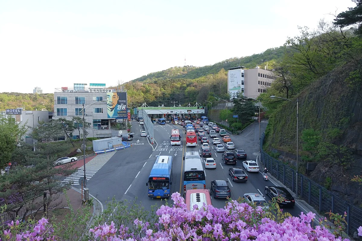 남산 터널 요금소로 향하는 서울 도심 방향 차량 행렬, 혼잡통행료 구간