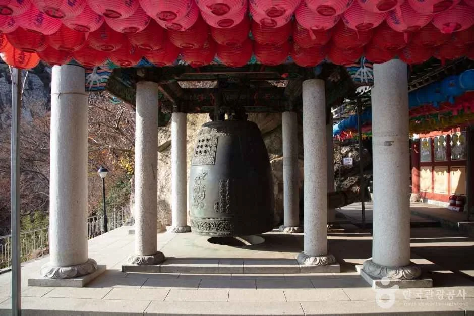 연등이 걸린 범종각 안의 큰 종