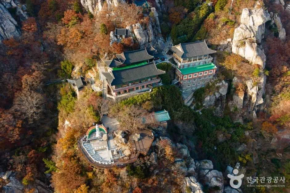 위에서 내려다본 바위 사이의 보리암 전각들
