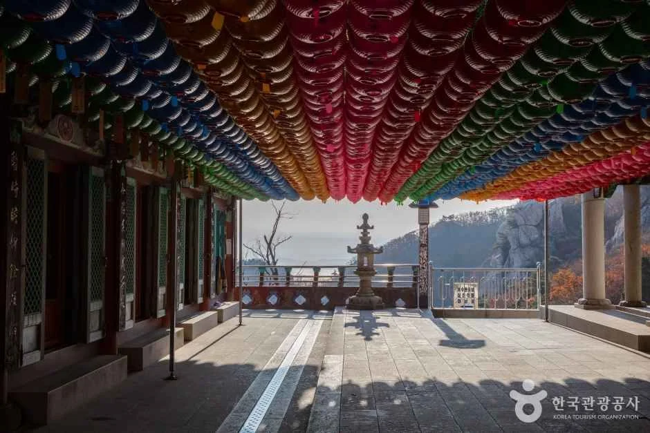 연등이 걸린 전각 마루에서 바라본 석탑과 먼 산