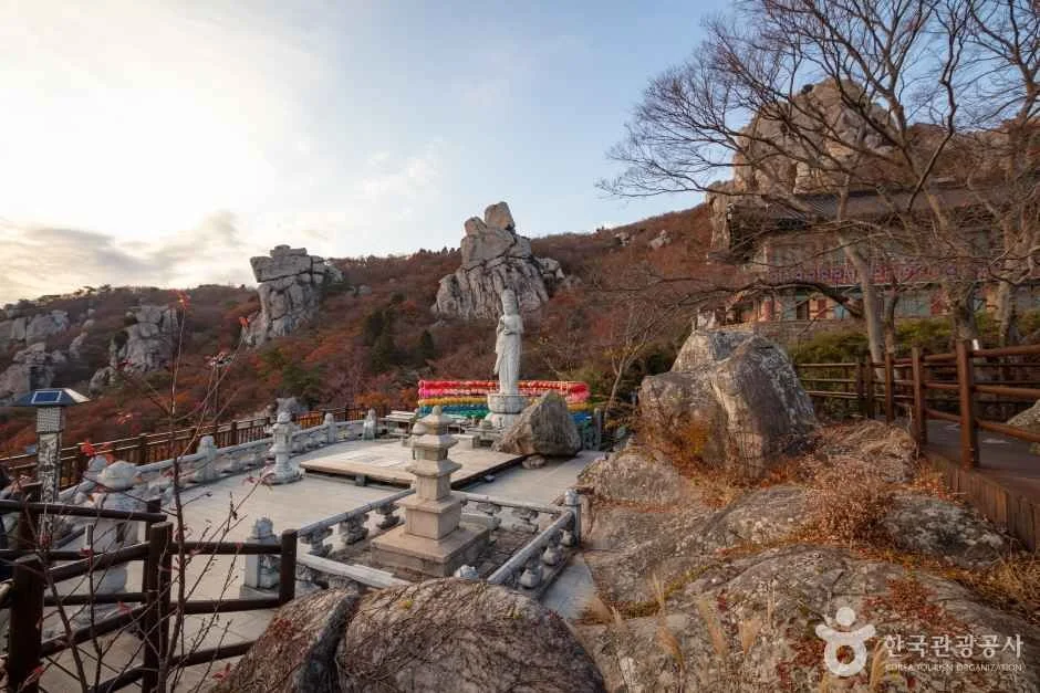 바위와 석등이 놓인 보리암 전망 공간과 겨울 산세