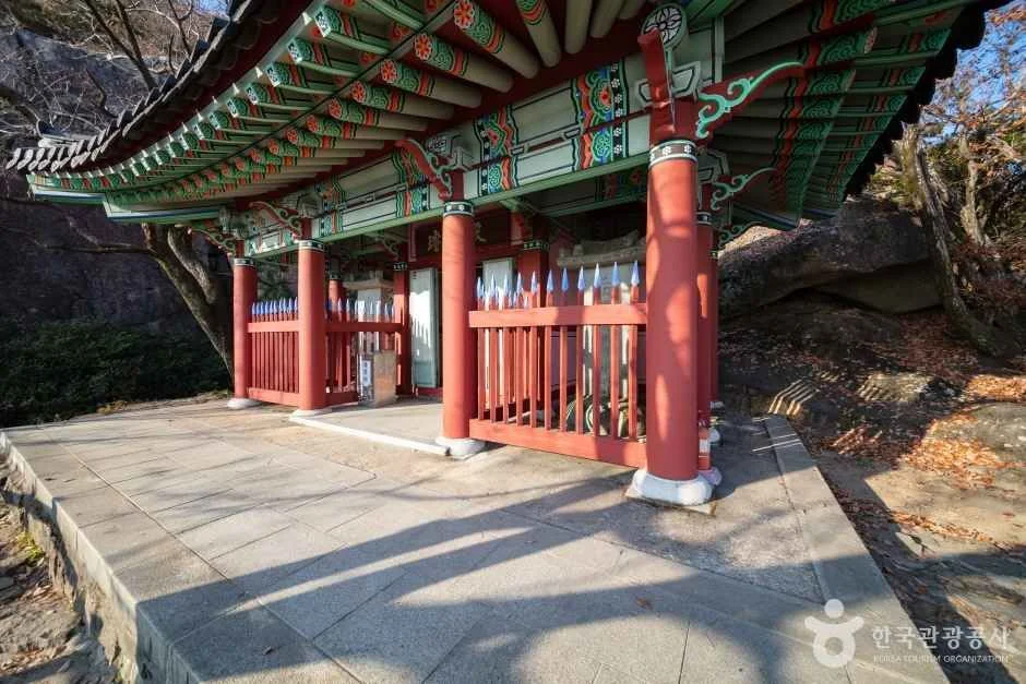 붉은 기둥과 단청 처마가 보이는 보리암 전각 외부