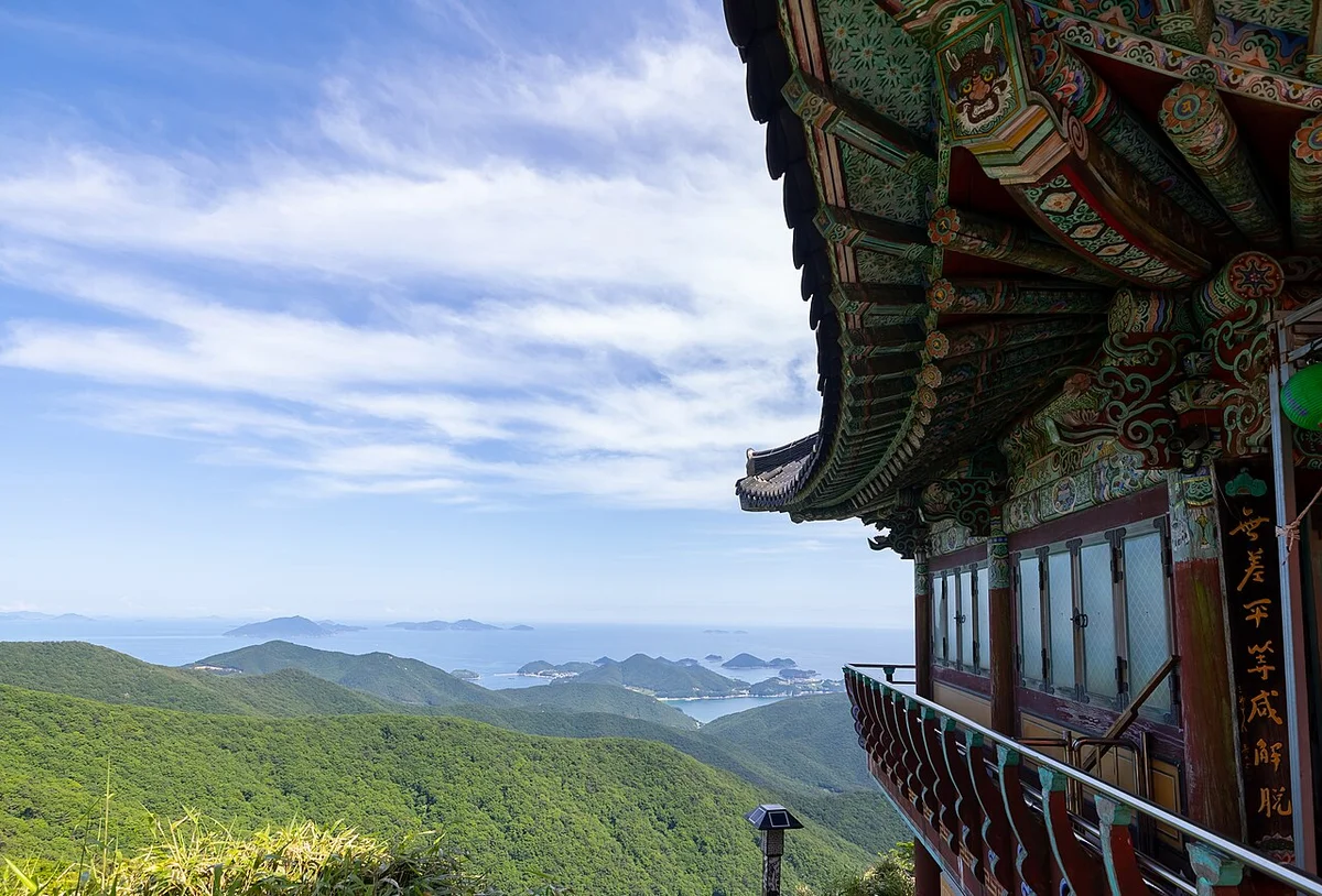 전각 처마 너머로 펼쳐진 바다와 산