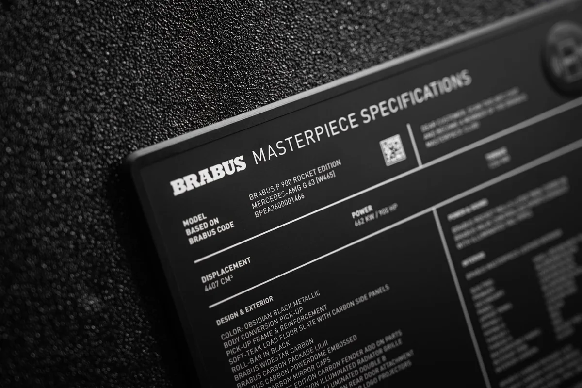 BRABUS MASTERPIECE SPECIFICATIONS라고 적힌 검은색 스펙 플레이트와 QR 코드