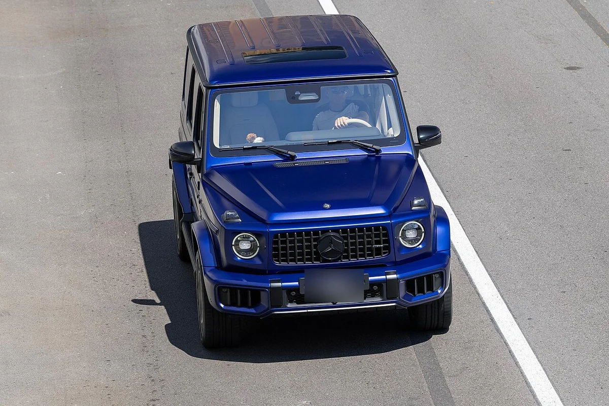 위에서 내려다본 파란색 메르세데스-AMG G 63, 세로형 그릴과 각진 보닛이 보인다