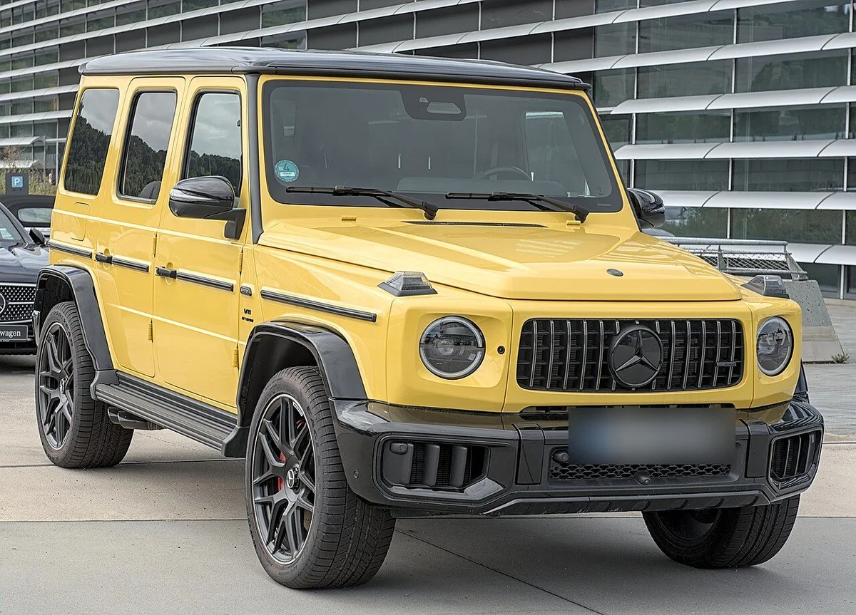 노란색 메르세데스-AMG G 63의 전측면, AMG 수직 그릴과 검은 휠이 보인다