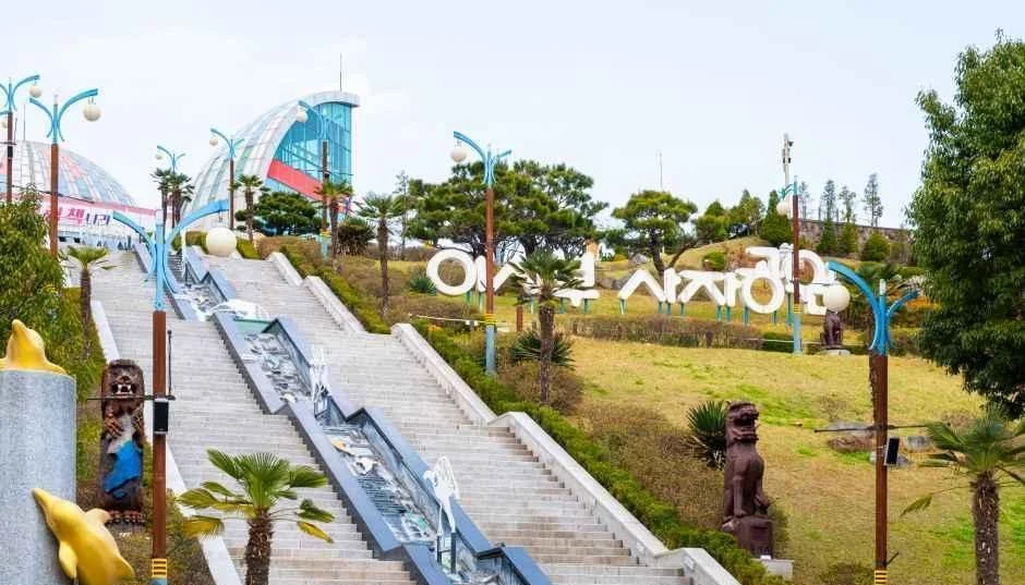 분수 계단과 조형물이 이어진 이사부사자공원 진입 계단