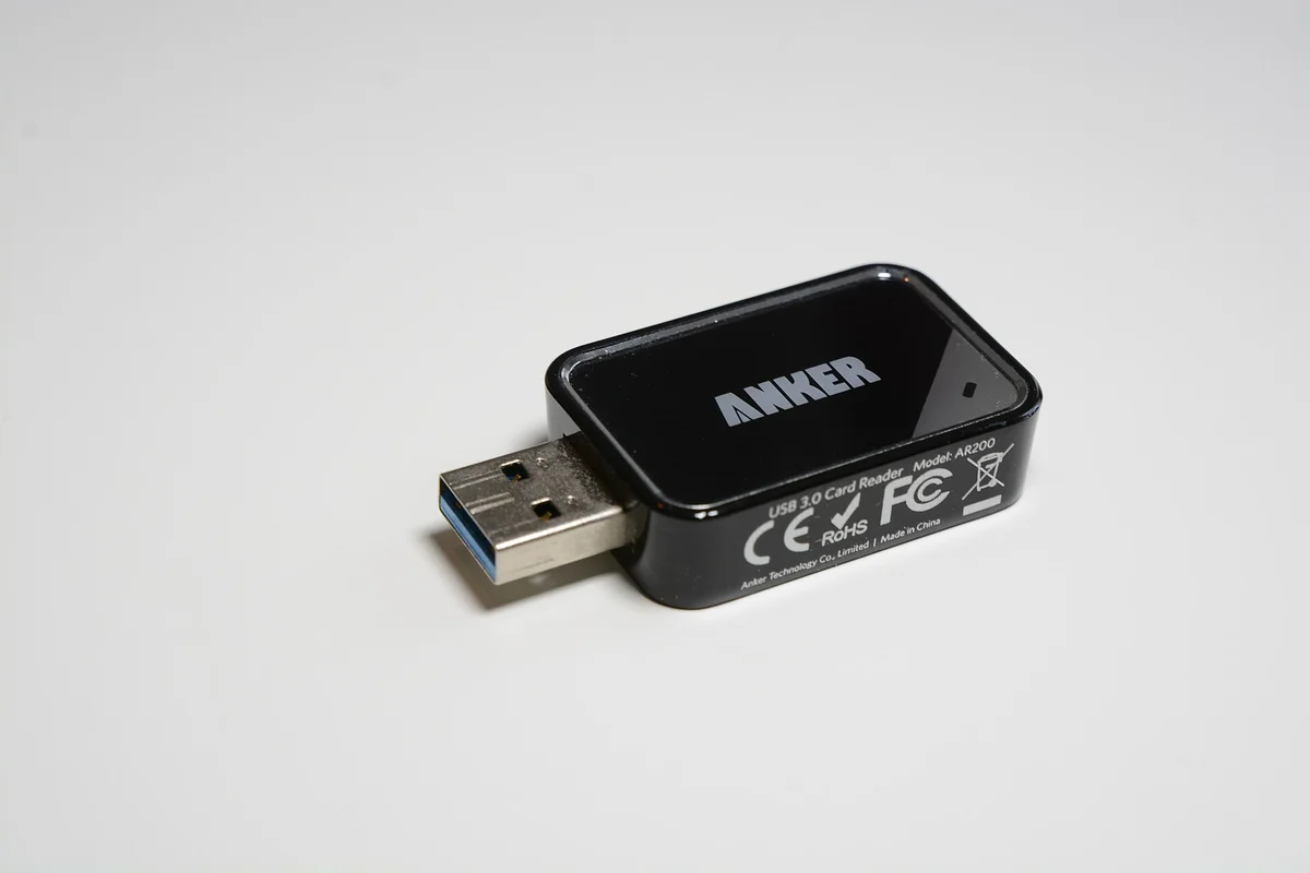 흰 바탕 위에 놓인 USB 방식 SD카드 리더기