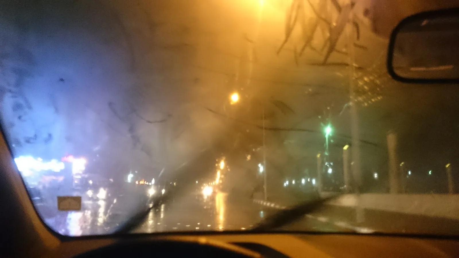 비 오는 밤 차 안에서 본 김과 빗물로 뿌옇게 흐려진 앞유리
