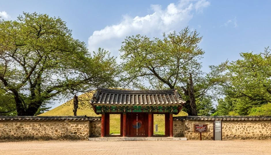 돌담 사이 붉은 문이 보이는 대릉원 입구 주변