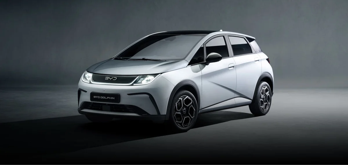 흰색 BYD 돌핀의 전측면