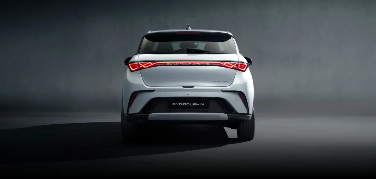 BYD 돌핀의 후면, 가로로 이어진 테일램프가 보인다