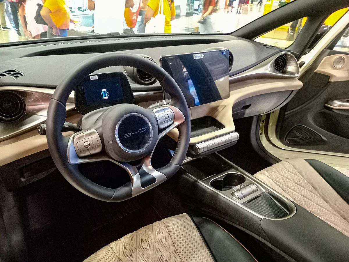 BYD 돌핀 EV 실내 대시보드와 스티어링 휠, 중앙 디스플레이